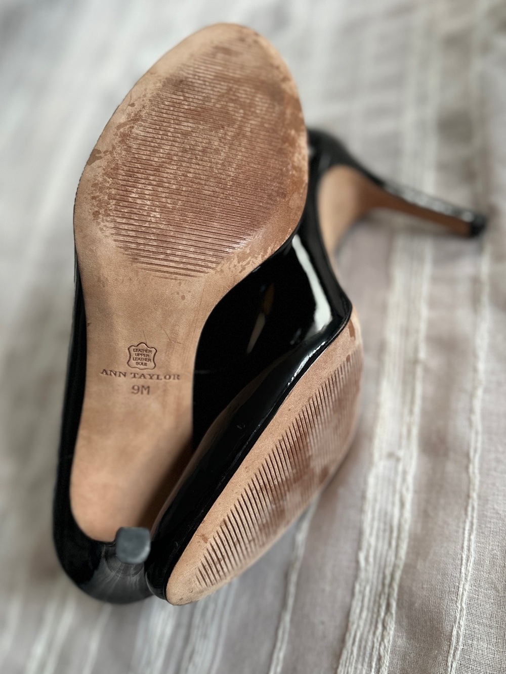 Ann Taylor Black Patent Leather Almond Toe Pumps | Size 9 EUC - Picture 8 of 8